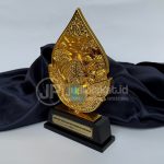 Plakat Gunungan 3D Relief Emas Eksklusif – Kementerian Kesehatan RI (Kemenkes)