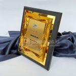 Plakat Penghargaan Masa Kerja High Quality Resin Kombinasi Kayu Eksklusif – PT Kuala Pelabuhan Indonesia