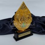 Plakat Gunungan 3D Relief Emas Eksklusif – Kementerian Kesehatan RI (Kemenkes)
